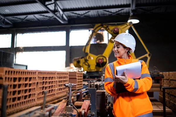 生産ラインで製品の品質をチェックする女性工場労働者 — ストック写真