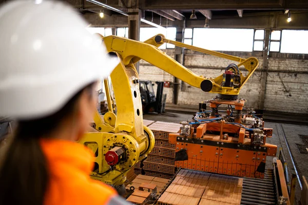 Fabrieksarbeider Supervisor Die Het Productieproces Observeert Terwijl Industriële Machines Achtergrond — Stockfoto