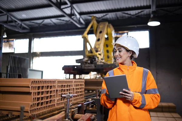 Kobieta Pracująca Fabryce Sprawdza Jakość Cegieł Glinianych Linii Produkcyjnej Fabryce — Zdjęcie stockowe