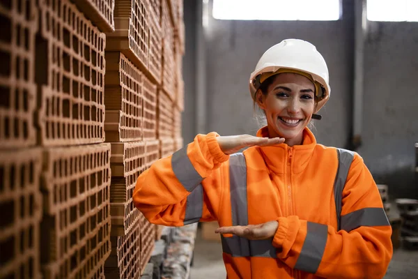 İnşaat endüstrisi için enerji tasarruflu kil tuğlalar yapmak için doğal malzemeler kullanılıyor..