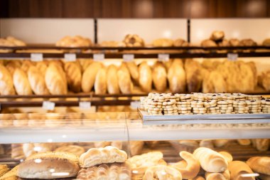 Fırının iç manzarası ve raflar taze pişmiş hamur işleri, ekmek, simit, kek ve kurabiyelerle dolu..