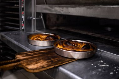 Fırından yeni alınmış fırınlanmış turtaların yakın çekim görüntüsü..