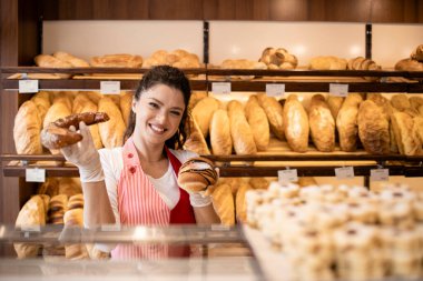 Pastanenin içi ve üniformalı gülümseyen beyaz kadın işçilerin portresi satılık hamur işleri yapıyor..