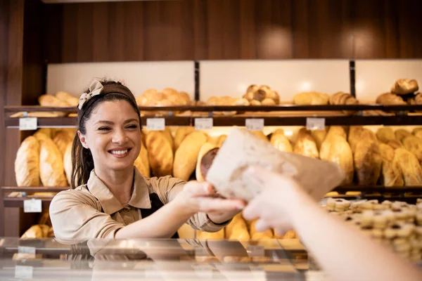 Όμορφη Γυναίκα Που Εργάζεται Στο Αρτοποιείο Και Πωλεί Φρέσκα Νόστιμα — Φωτογραφία Αρχείου