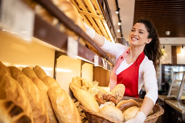 Mulher Padaria Organizando Loafs Recém Assados Pão Prateleira Para Venda — Fotografia de Stock