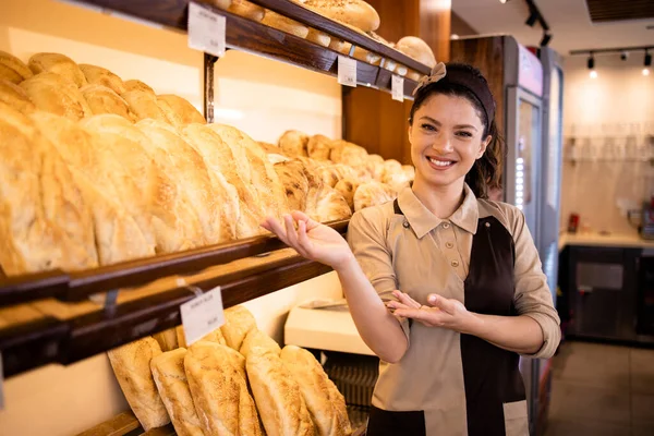 Mulher Padaria Trabalhador Junto Prateleira Mostrando Pastelaria Pão Para Venda — Fotografia de Stock