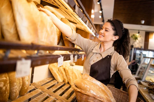 Deli Εργαζόμενος Τακτοποίηση Φρέσκα Αρτοσκευάσματα Και Εκτράφηκαν Στο Ράφι Στο — Φωτογραφία Αρχείου