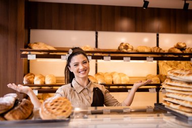 Pastanede duran güzel kadın fırıncının portresi..