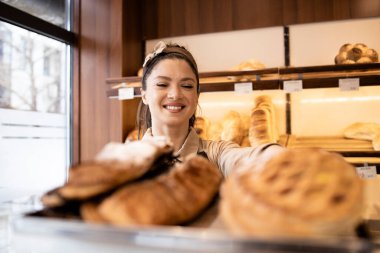 Fırında taze hamur işi ve ekmek satıyorum..