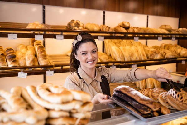 Mulher Bonita Avental Vendendo Pastelaria Recém Assada Pão Padaria — Fotografia de Stock