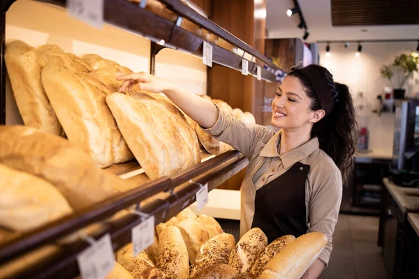 Linda Mulher Deli Trabalhador Uniforme Pela Prateleira Organizar Doces Frescos — Fotografia de Stock