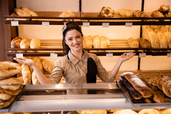 Πορτρέτο Του Όμορφου Γυναικείου Φούρναρη Στέκεται Στο Αρτοποιείο — Φωτογραφία Αρχείου