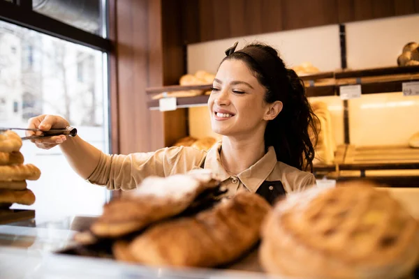 Γυναίκα Που Εργάζεται Στο Αρτοποιείο Και Πωλεί Νόστιμα Φρέσκα Γλυκά — Φωτογραφία Αρχείου
