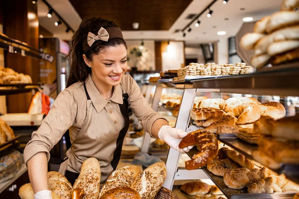 Retrato Del Trabajador Panadería Sonriente Organizando Pasteles Recién Horneados Panadería — Foto de Stock