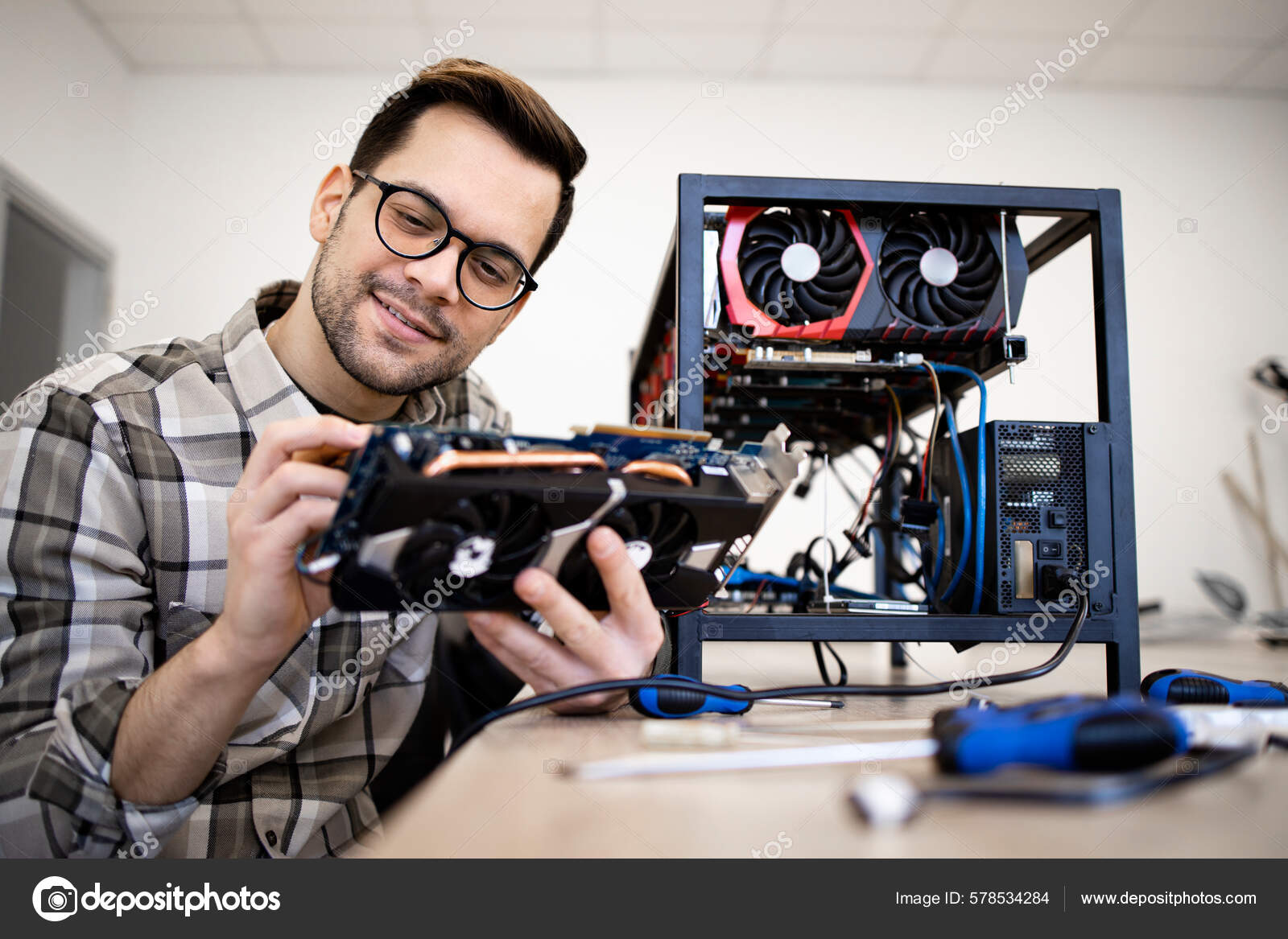 비트코인 전문가가 새로운 암호화 채광을 그래픽 — 스톡 사진 © alex.wolf #578534284