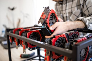 Yeni bir bitcoin madencilik platformu kuruyorum. Şifreleme para birimi madenciliği için GPU grafik kartı değiştiren bir uzman.