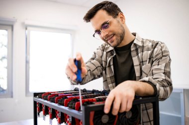 Bitcoin madenciliği yapan zeki beyaz bir adamın portresi..