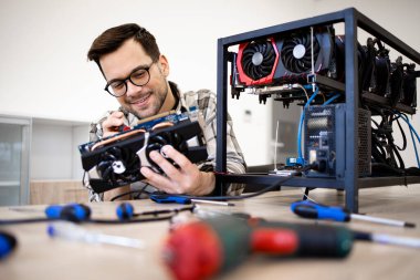 Servisçi Bitcoin madencilik platformunun grafik kartlarını onarıyor.