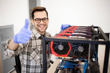 Bitcoin madencilik donanımını tamir ve onarım eden profesyonel askerin portresi.