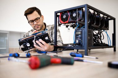 Grafik kartı servis ediliyor ve bitcoin madencilik platformu oluşturuluyor.