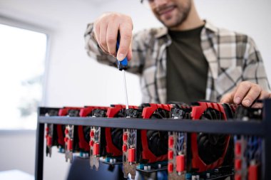 Bitcoin madencilik platformunda grafik kartı değiştiriliyor.