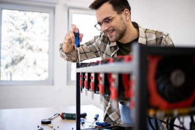 Bir uzman veya mühendis kripto para madenciliği için bitcoin donanımı kuruyor.