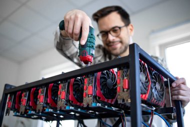 Akıllı bir beyaz adam kriptocyrrency bitcoin donanımı yapmak için tornavida kullanıyor..
