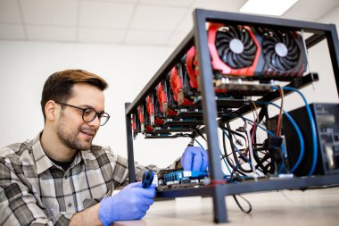 Grafik kartını tamir eden ve bitcoin madenciliği yapan profesyonel bir tamirci..