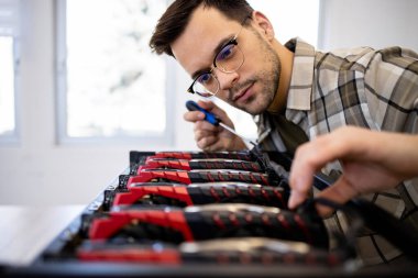 Bir uzman ya da mühendis kripto para için bitcoin donanımını kontrol ediyor.