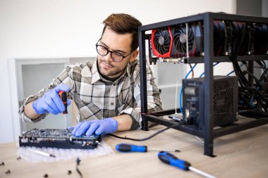 Grafik kartını tamir eden ve bitcoin madenciliği yapan profesyonel bir tamirci..