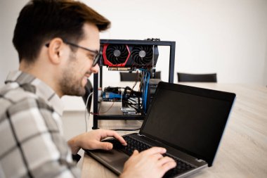 Programcı şifreleme para madenciliği için bir maden platformu kuruyor ve dizüstü bilgisayar uygulamasındaki verileri düzenliyor.