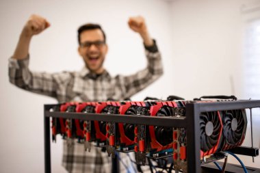 Programcı kripto para madencilik platformu üzerinde çalışıyor bitcoin değerini ve kazancını kontrol ediyor..