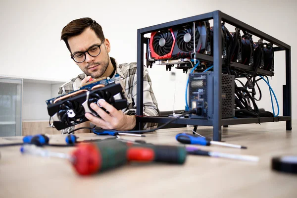 Grafik kartı servis ediliyor ve bitcoin madencilik platformu oluşturuluyor.