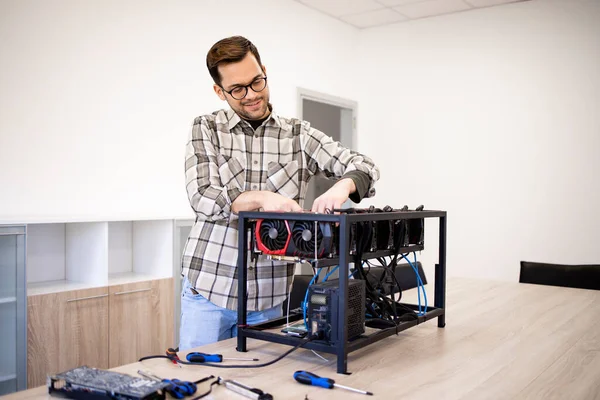 Görevli yeni bitcoin madencilik platformu inşa ediyor..