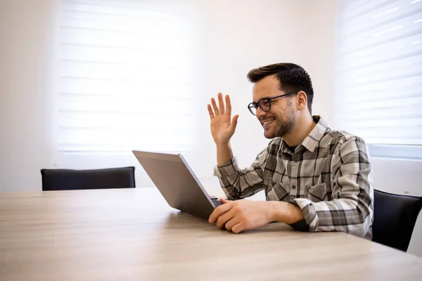 Snygg Kaukasisk Affärsman Som Arbetar Sin Bärbara Dator Och Har — Stockfoto