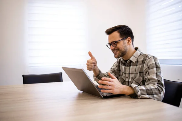 Snygg Kaukasisk Affärsman Som Arbetar Sin Bärbara Dator Och Har — Stockfoto