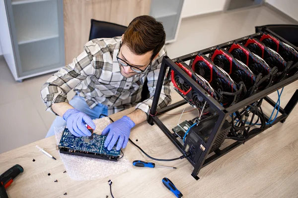 Bitcoin madencilik platformu için elektronik parçalar ve grafik kartı hizmeti veren bir servis elemanı..