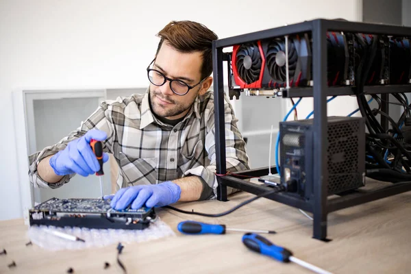 Grafik kartını tamir eden ve bitcoin madenciliği yapan profesyonel bir tamirci..