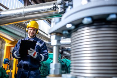 Güvenlik mühendisi fabrikada kontrol giyim üretimi.