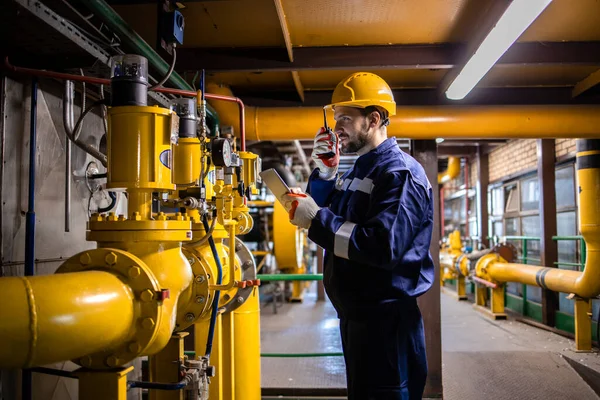 Trabalhador Profissional Refinaria Caucasiana Equipamentos Segurança Verificando Instalação Pressão Gasoduto — Fotografia de Stock