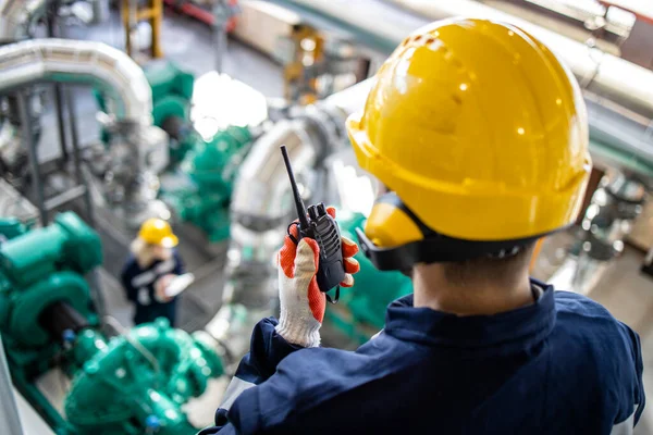 Raffinaderij Werknemer Toezichthouder Met Radiocontrole Controle Olie Gasproductie Pijpleiding — Stockfoto