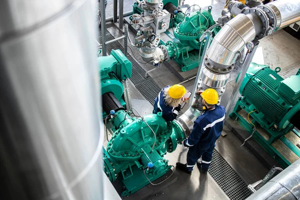 Industrial Workers Serviceman Standing Refinery Platform Checking Gas Pipes Engine — Stock Photo, Image