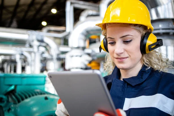 ガス精製プラントの生産パラメータを確認する石油化学産業女性労働者の肖像 — ストック写真