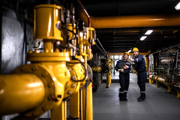 Παραγωγή Πετρελαίου Και Φυσικού Αερίου Βιομηχανικοί Εργάτες Που Ελέγχουν Αγωγό — Φωτογραφία Αρχείου