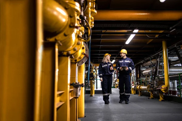Промислові Інженери Йдуть Газопроводом Всередині Нпз Перевіряють Видобуток Нафти — стокове фото