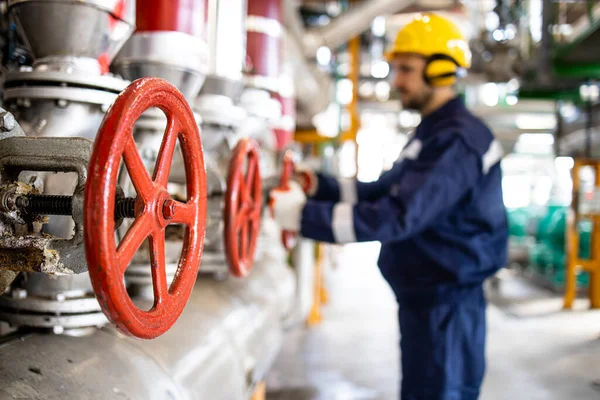 Indústria Petróleo Gás Com Trabalhador Fechando Válvula Gasoduto — Fotografia de Stock