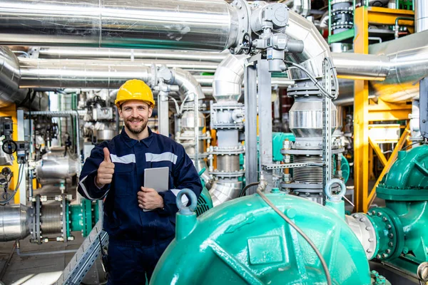 Portret Van Petrochemische Industriële Arbeiders Die Bij Gasleidingen Raffinaderijen Staan — Stockfoto