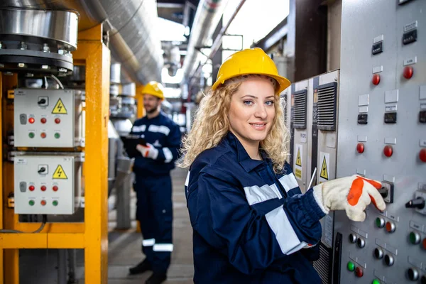 Ritratto Operaia Che Gestisce Una Centrale Elettrica Nella Raffineria Petrolio — Foto Stock