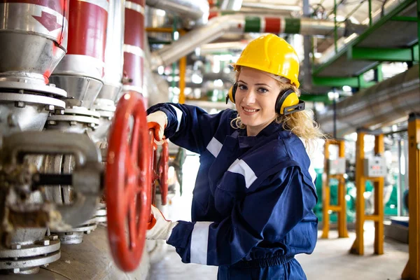 Retrato Una Trabajadora Refinería Que Trabaja Por Tubería Válvulas — Foto de Stock