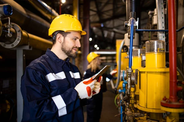 Lavoratori Industriali Che Lavorano Insieme Una Centrale Elettrica Che Controlla — Foto Stock